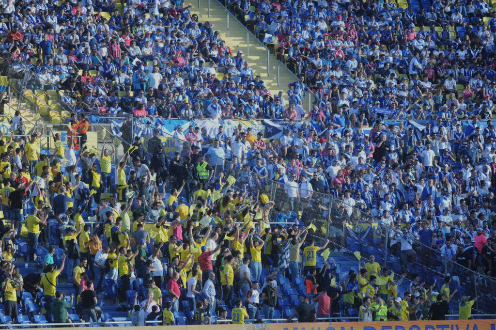 Aficionados del CD Tenerife y UD Las Palmas en las gradas